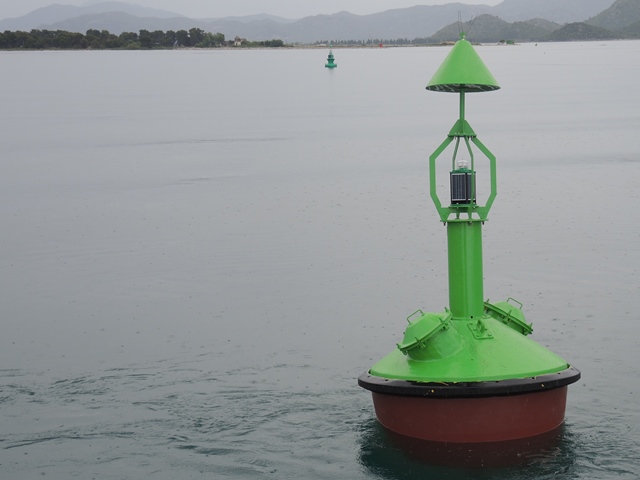 Postavljanje svjetleće plutače na prilazu ušću rijeke Neretve